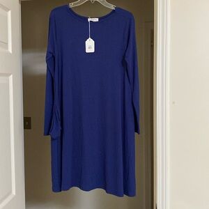 Long sleeve dress with side pockets.